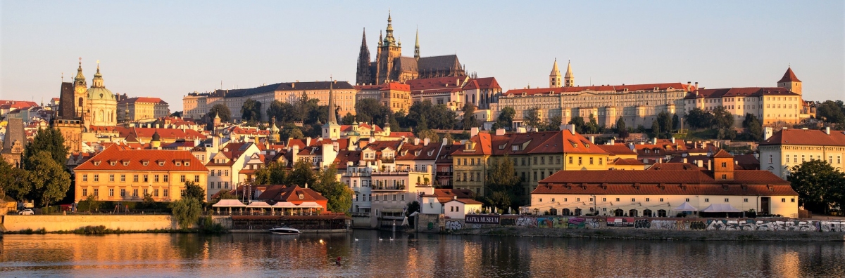 Panorama von Prag - Prague Morning (Roman Boed)  [flickr.com]  CC-BY 
Información sobre la licencia en 'Verificación de las fuentes de la imagen'